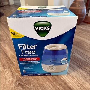 Vicks Blue and White Cool Mist Humidifier with 9 Vapo Pads